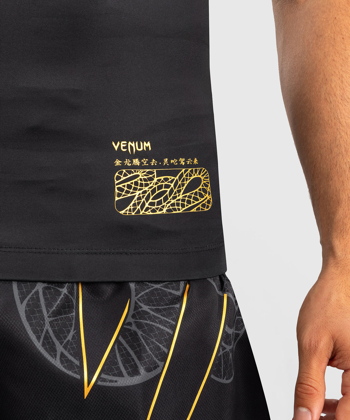 Venum Serpenti Ärmelloses Rashguard – Schwarz/Silber/Gold