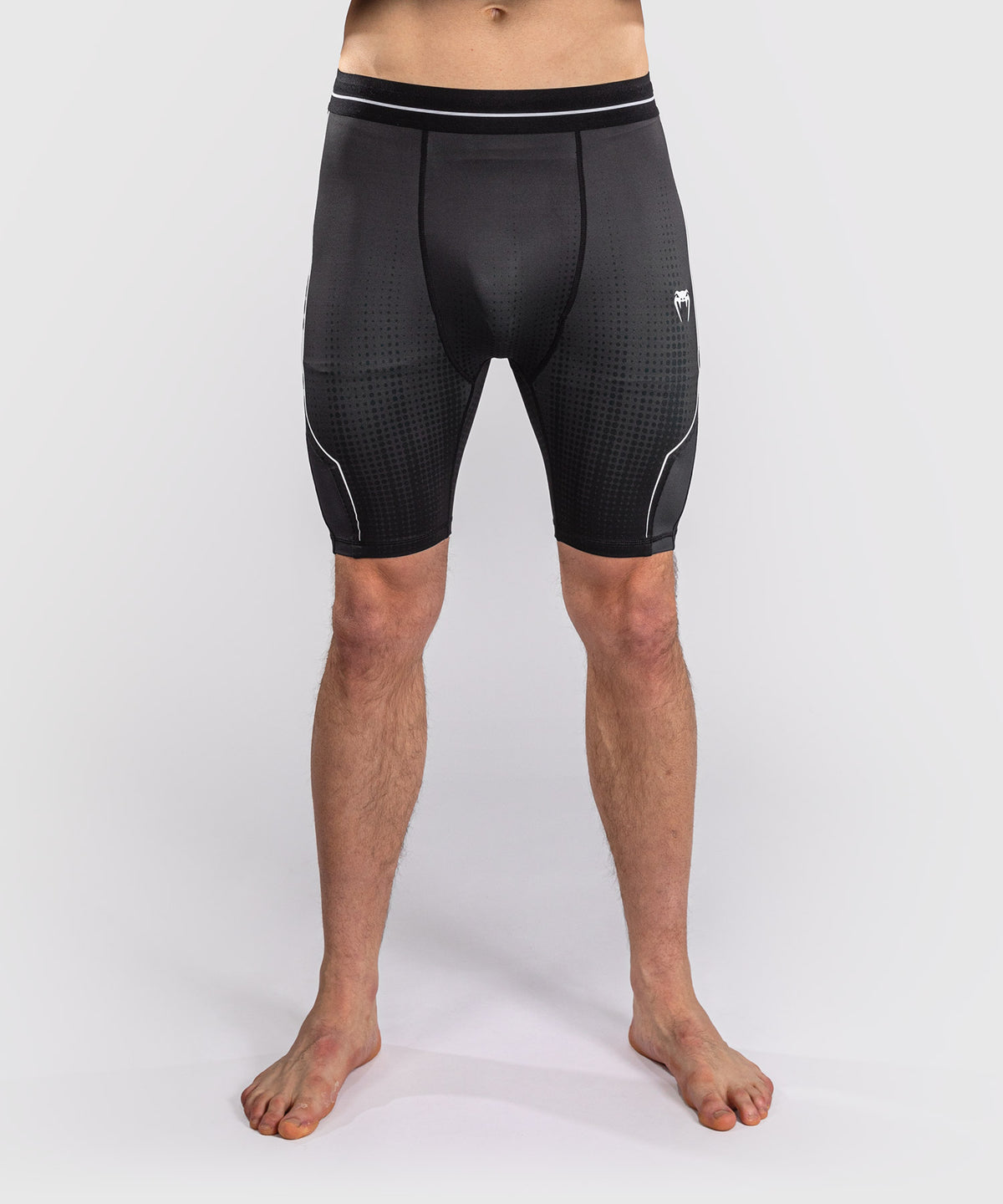 Venum Stealth Short de Compresión – Negro/Blanco