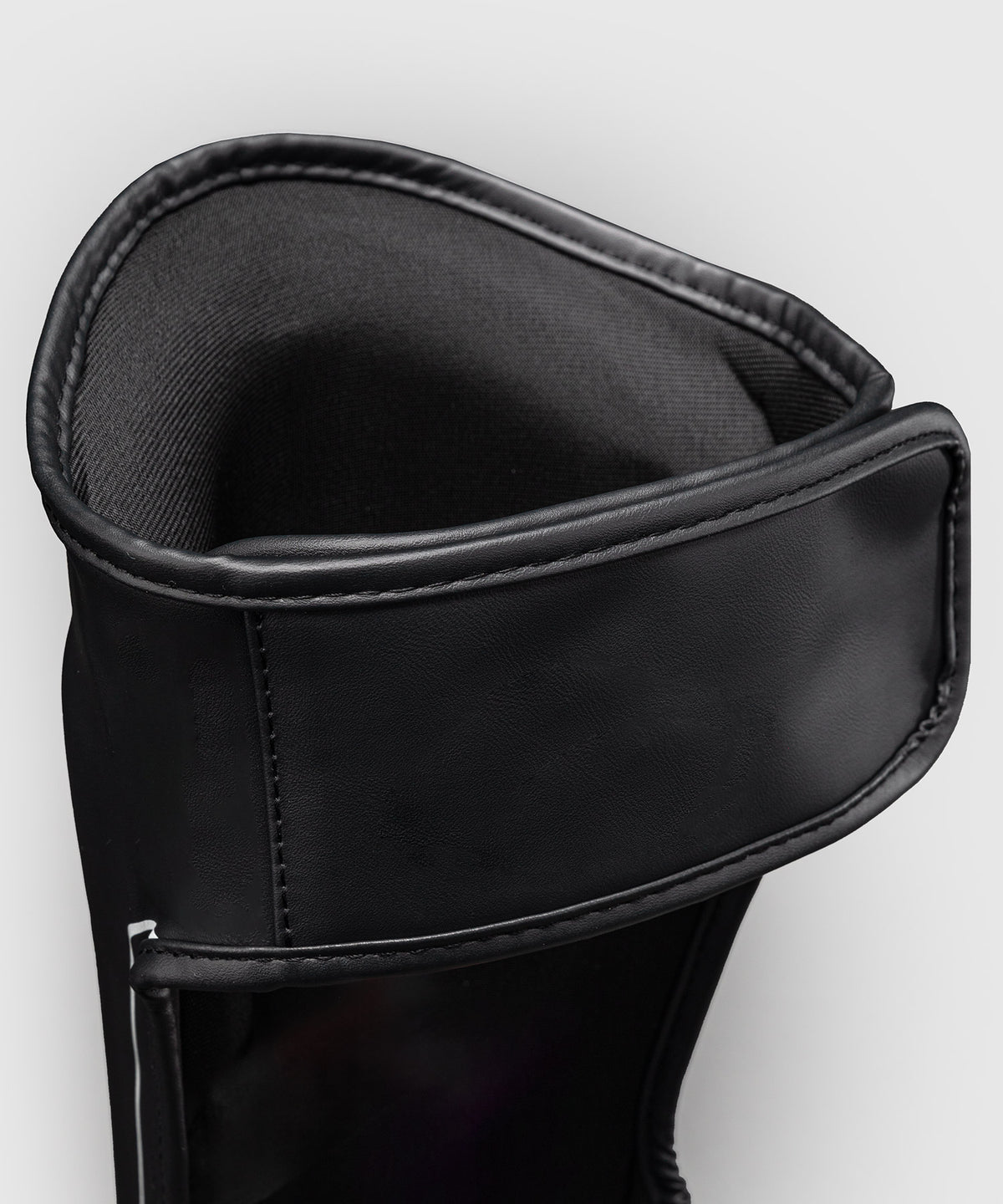 Venum Stealth Espinilleras – Negro/Blanco