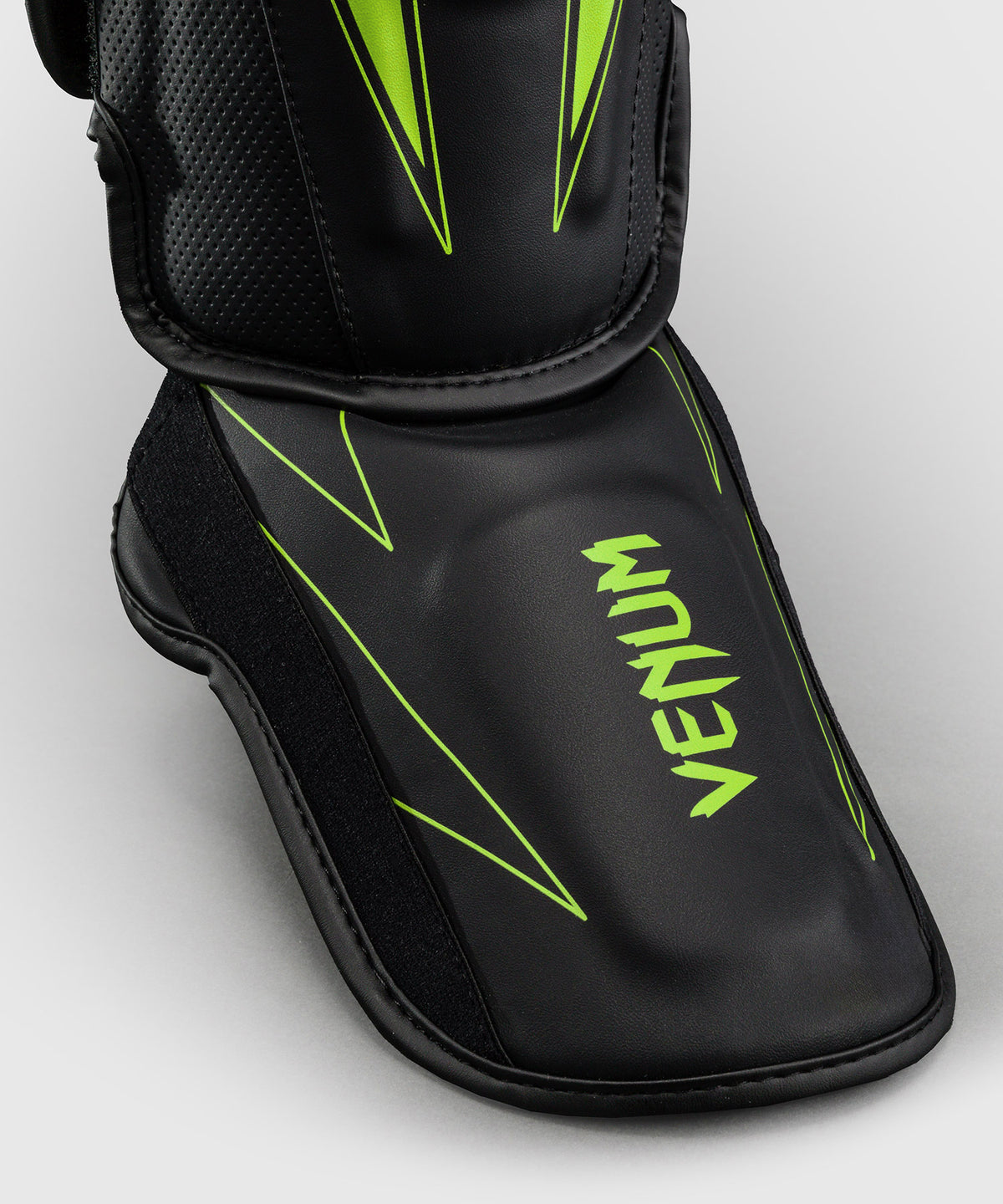 Venum Amazonia Reborn Espinilleras - Negro/Verde