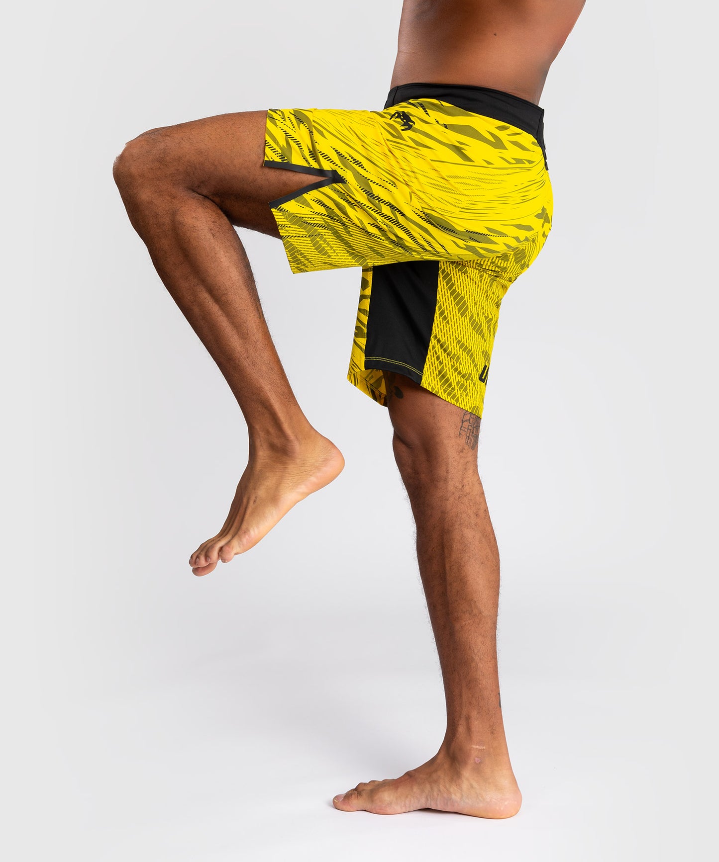 UFC Fusion by Venum Authentic Fight Night Shorts de Lucha para Hombre - Ajuste Largo - Amarillo