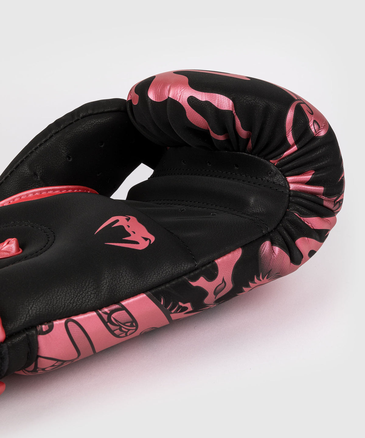 Guantes de boxeo Venum Dragon's Flight - Negro / Rosa metalizado