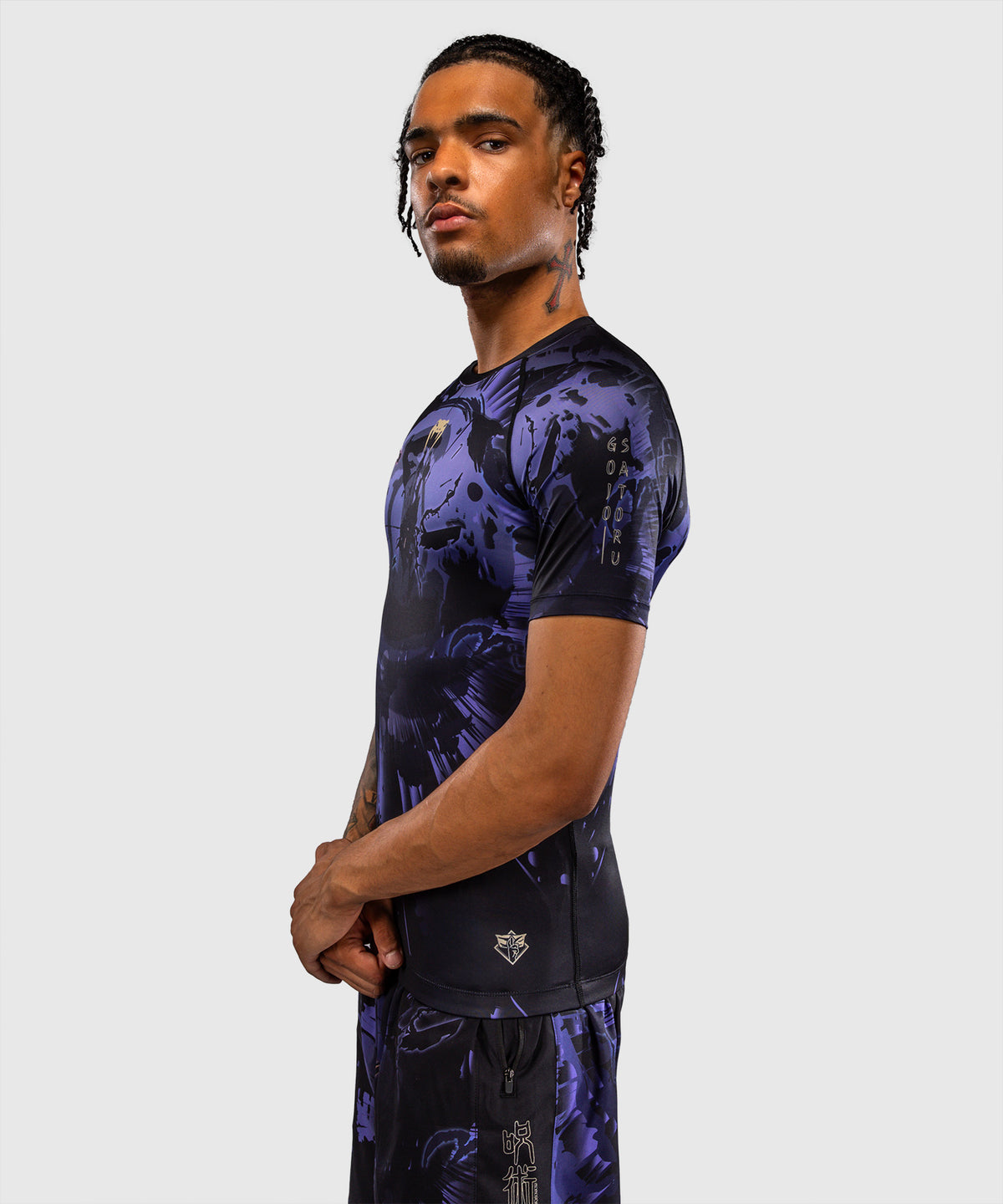Jujutsu Kaisen x Venum Gojo Rashguard Manga Corta – Morado