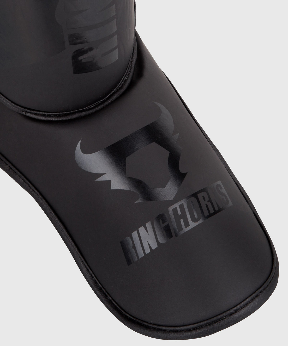 Ringhorns Charger by Venum Schienbeinschoner und Fußschützer – Schwarz/Schwarz