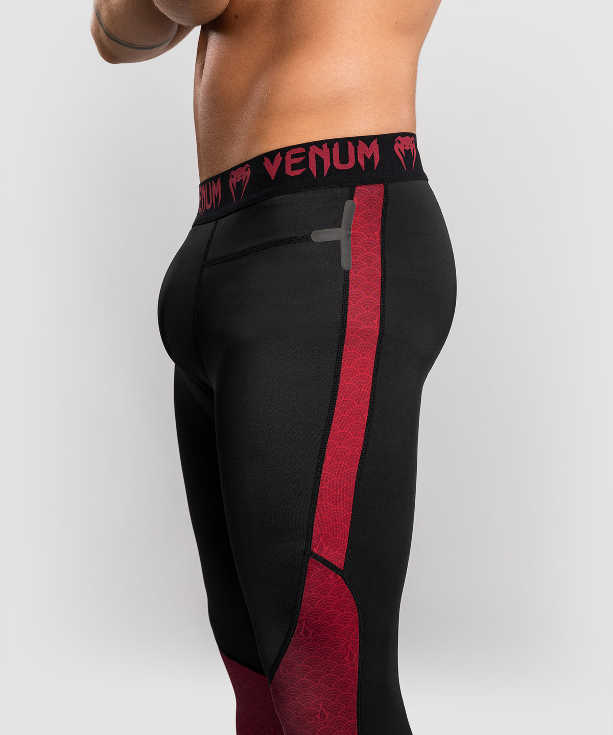Venum x Assassin’s Creed Shadows Mallas para Hombre - Burdeos/Negro.