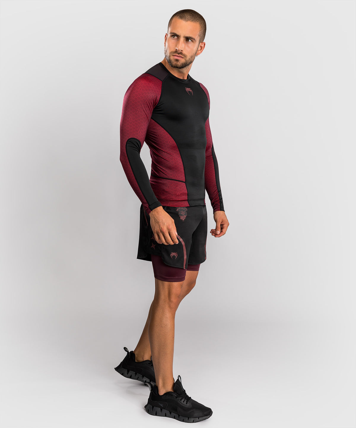 Venum x Assassin’s Creed Shadows Camiseta de Manga Larga Rashguard para Hombre - Burdeos/Negro