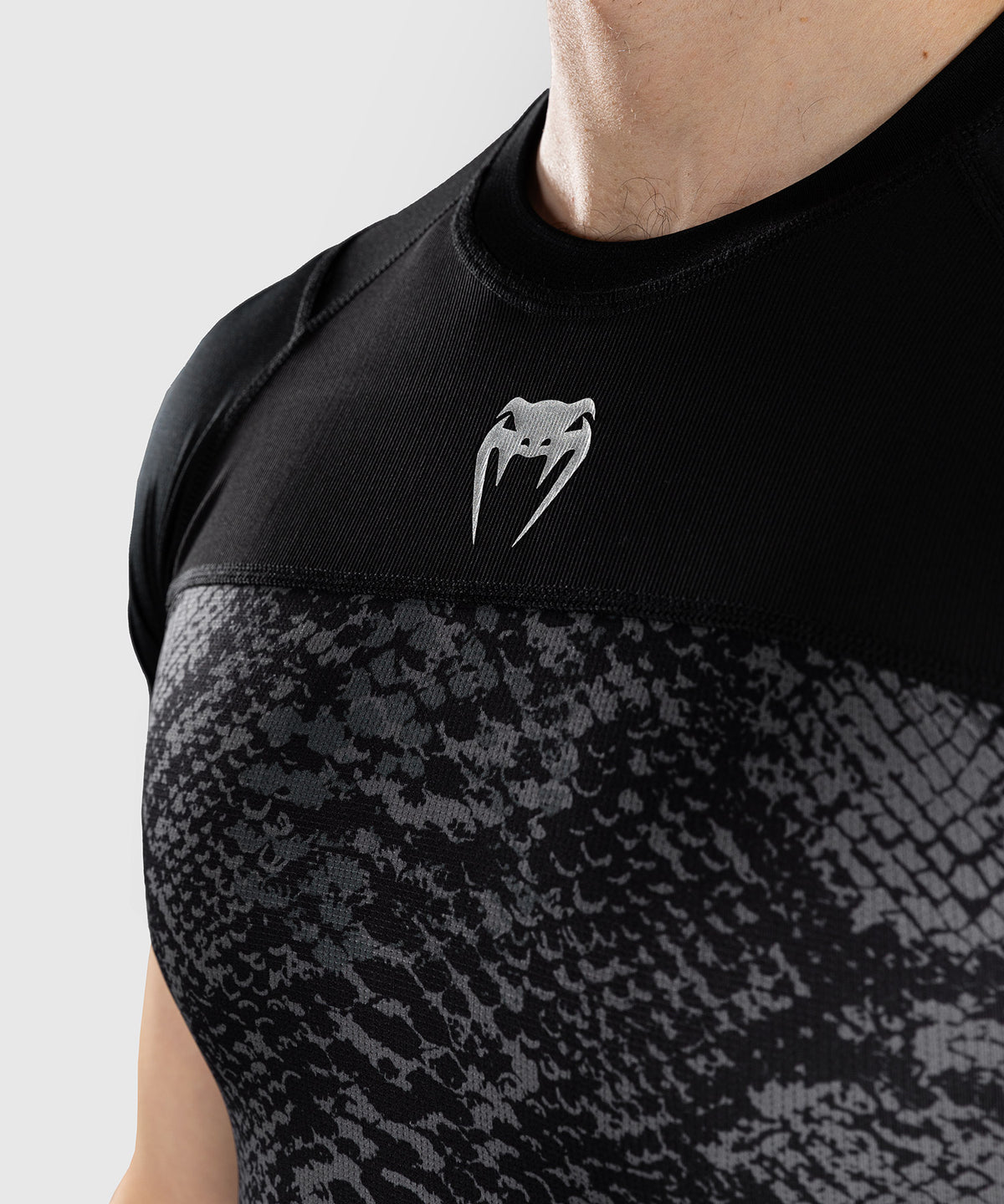 Venum G-Fit Scales Rashguard Manga Corta – Negro/Gris Carbón