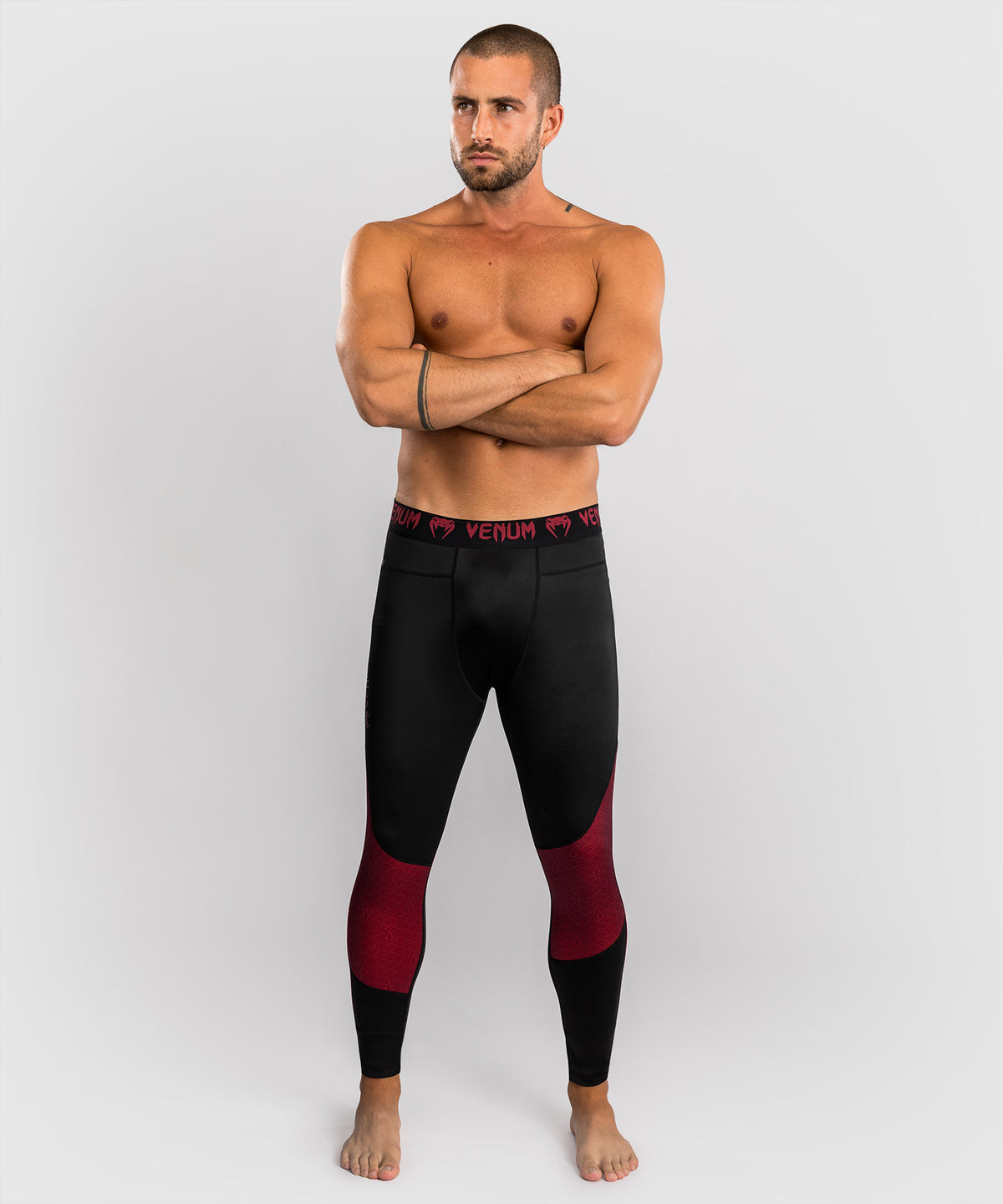 Venum x Assassin’s Creed Shadows Mallas para Hombre - Burdeos/Negro.