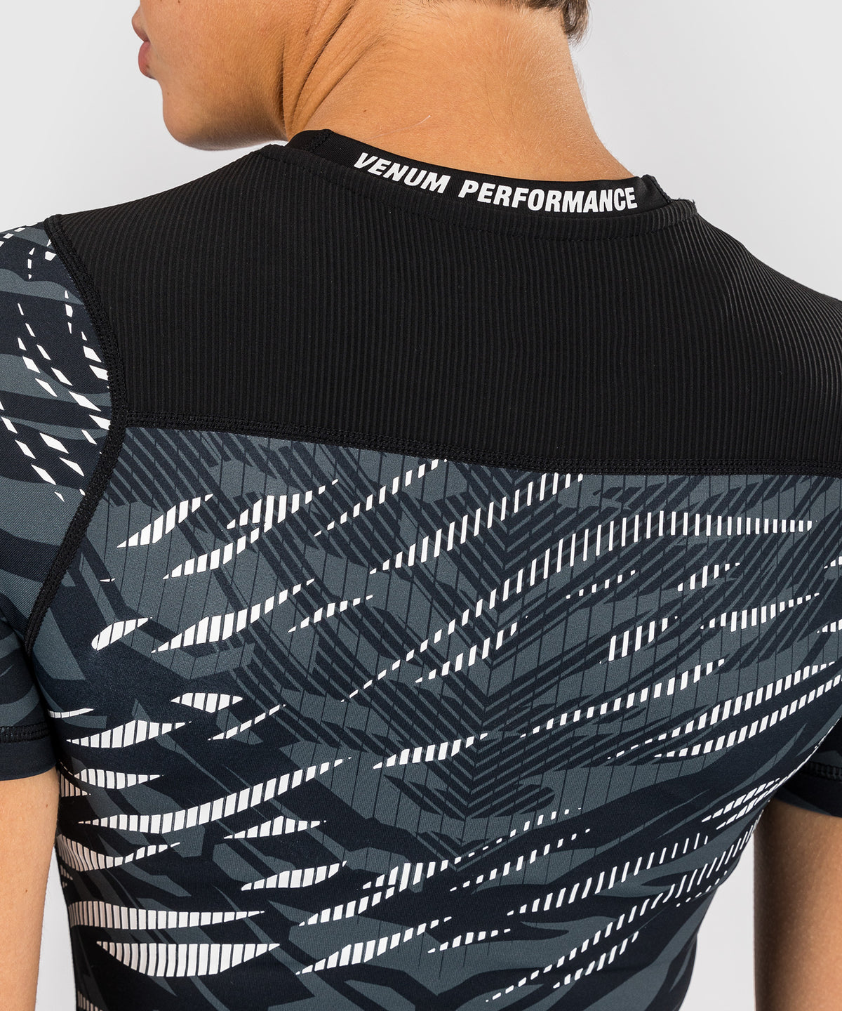 UFC Fusion by Venum Authentic Fight Night Rashguard de Manga Corta de Rendimiento para Mujer - Negro