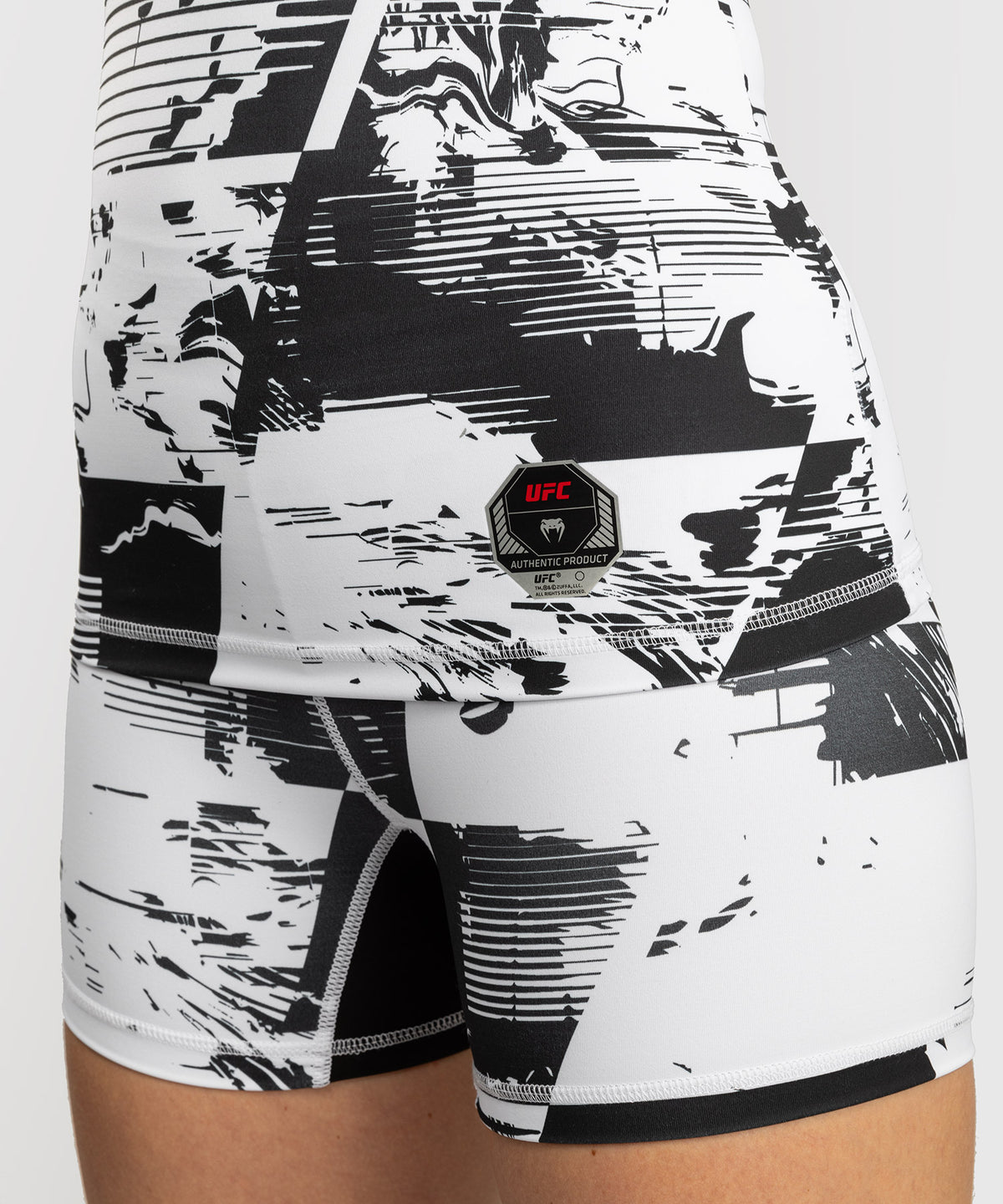 UFC Zenith by Venum Authentic Fight Week Rashguard de manga corta Performance Mujer - Blanco