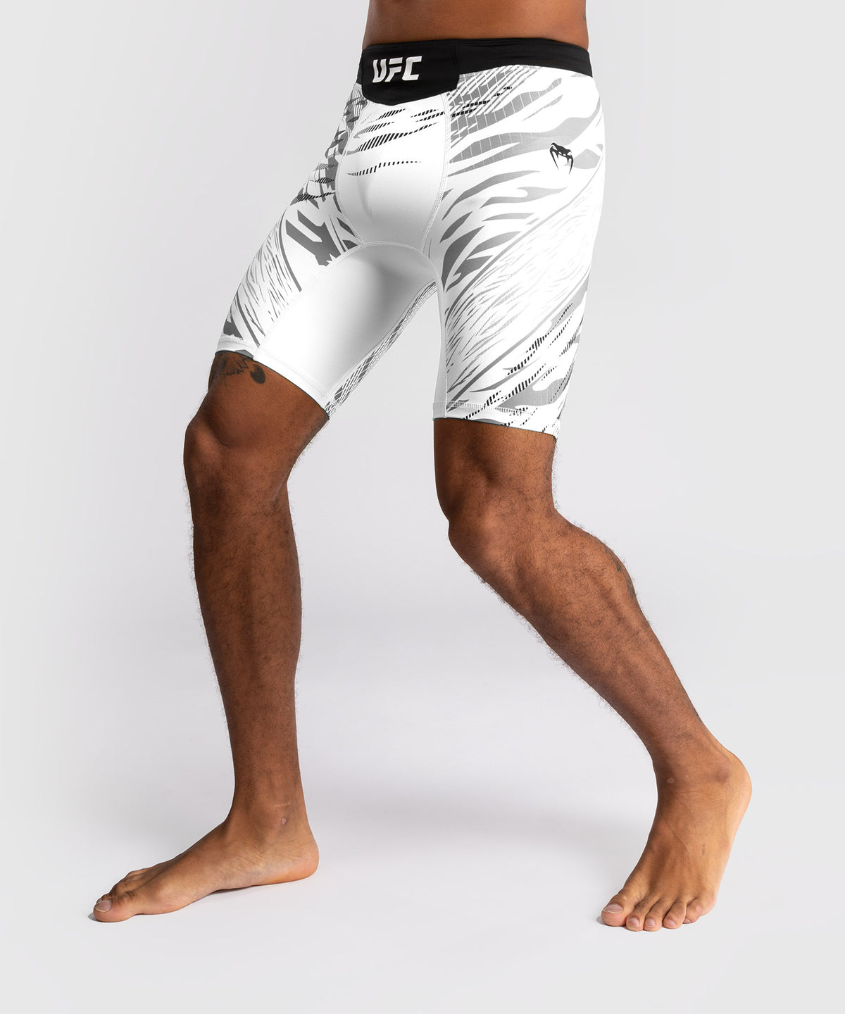UFC Fusion by Venum Authentic Fight Night Vale Tudo Shorts para Hombre - Blanco