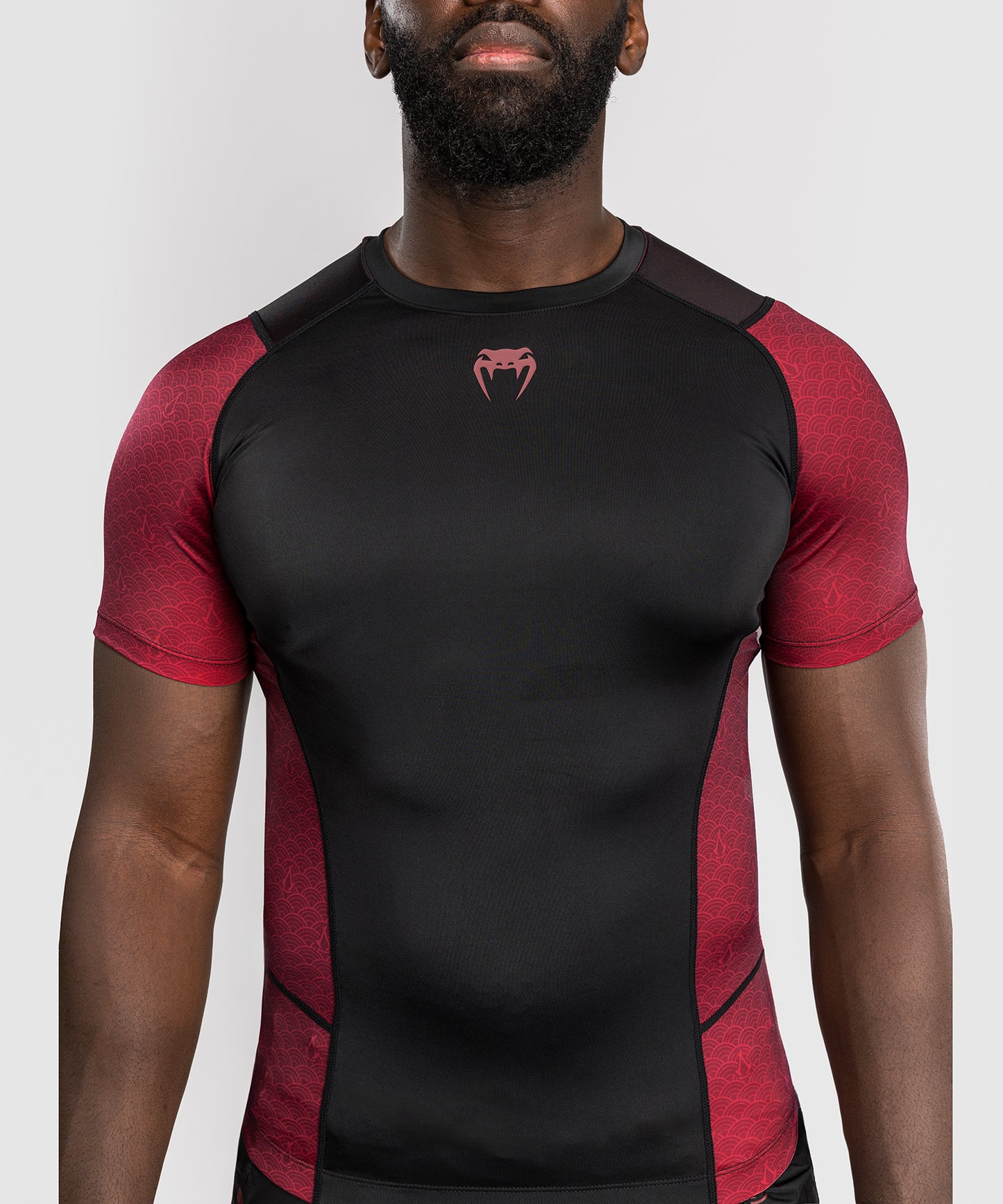 Rashguard à manches courtes pour Hommes Homme Venum x Assassin’s Creed Shadows - Bordeaux/Noir