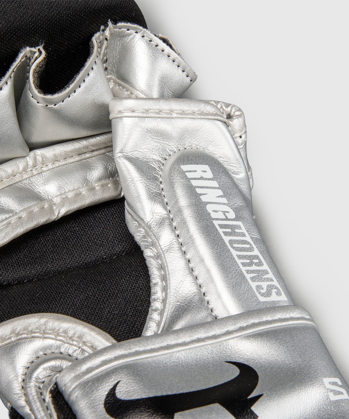 Ringhorns Charger by Venum MMA-Sparringhandschuhe - Silber/Schwarz