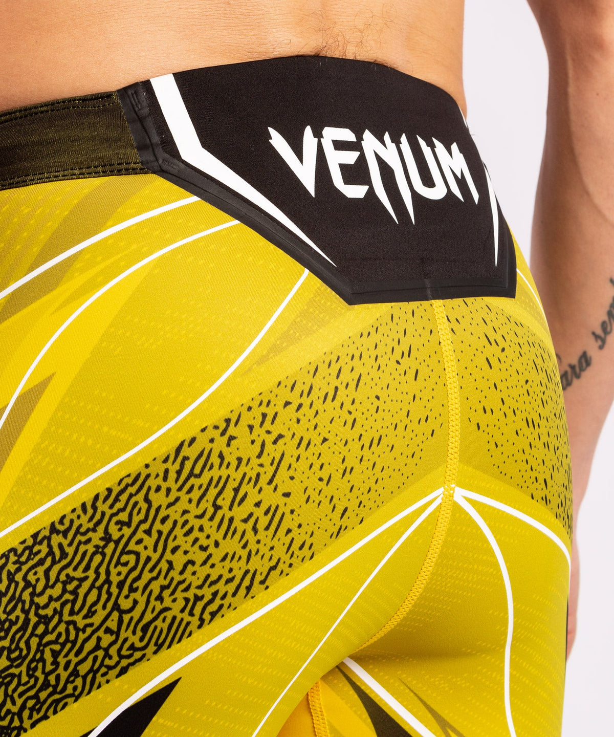 Short de compression pour Hommes UFC Venum Authentic Fight Night - Coupe Longue - Jaune