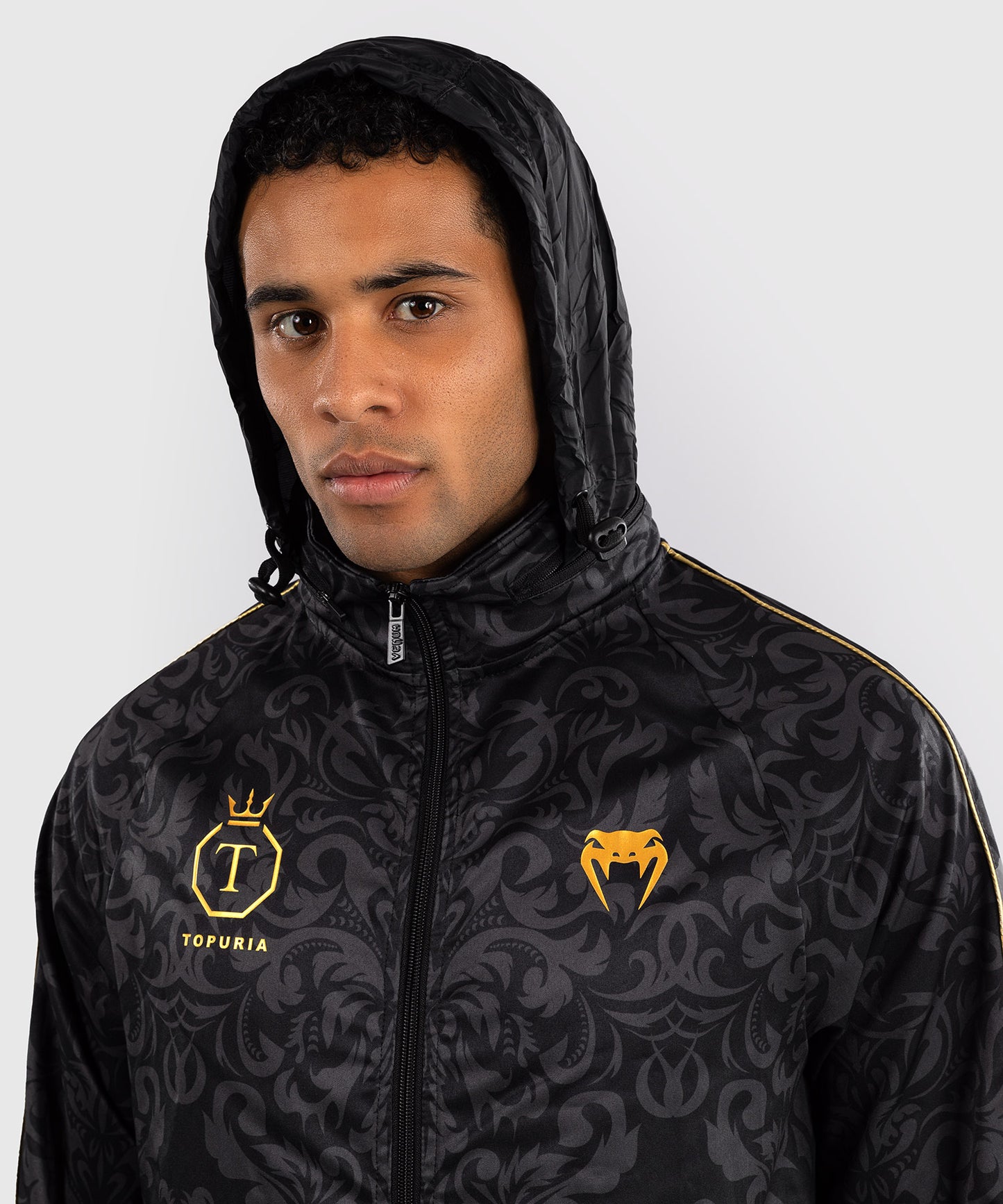 Venum x Topuria Unmatched Edition Chaqueta de Entrenamiento - Negro/Dorado