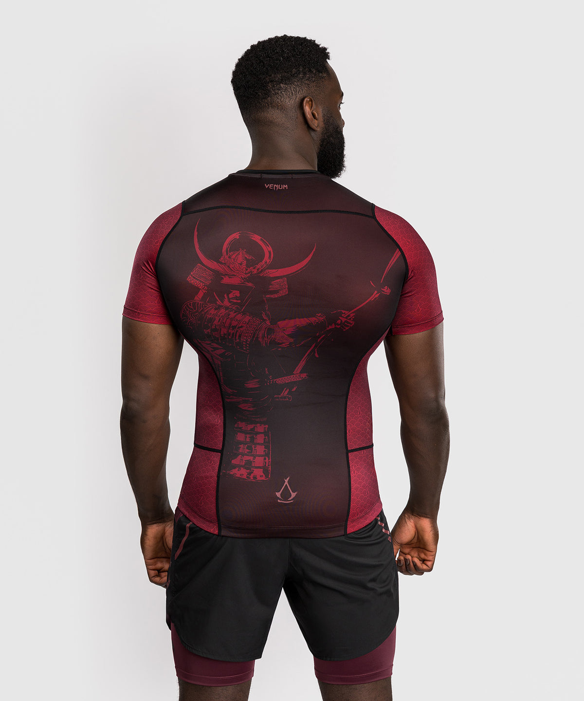 Rashguard à manches courtes pour Hommes Homme Venum x Assassin’s Creed Shadows - Bordeaux/Noir