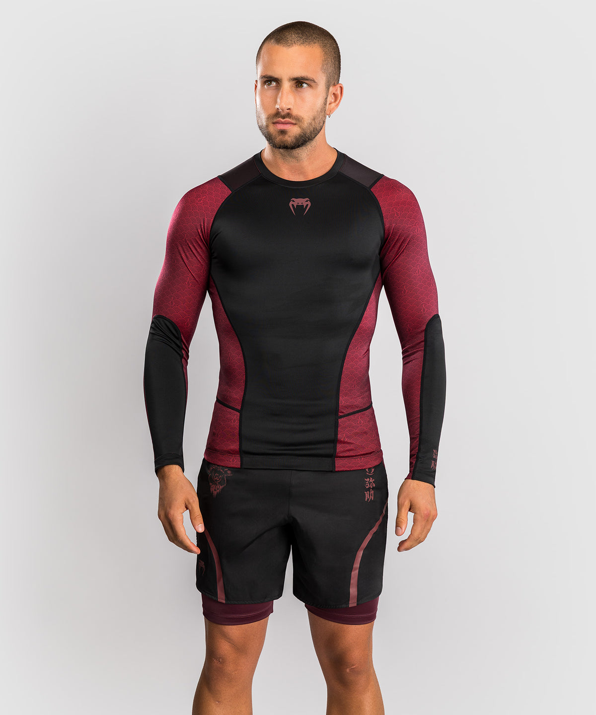 Venum x Assassin’s Creed Shadows Camiseta de Manga Larga Rashguard para Hombre - Burdeos/Negro