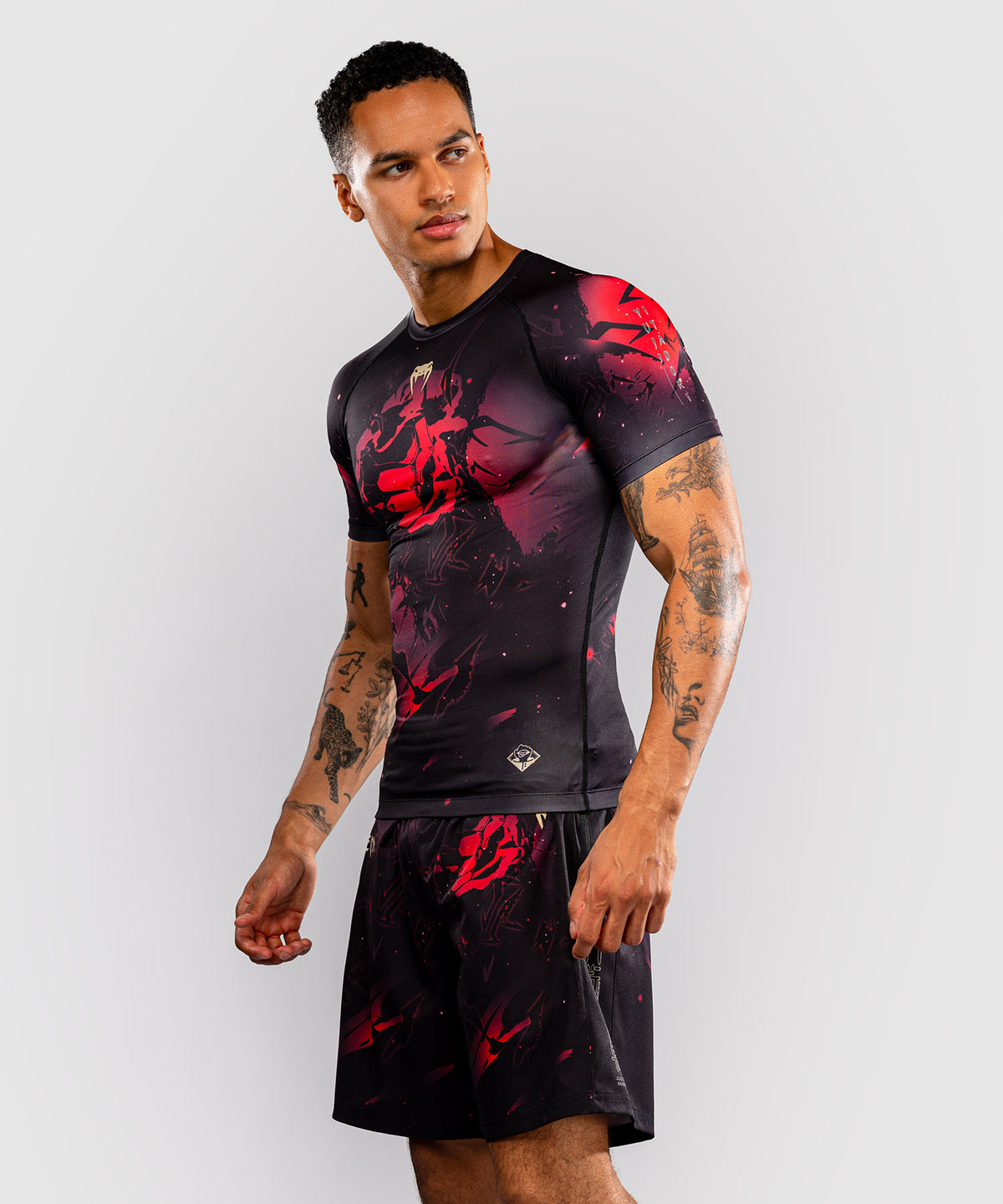 Jujutsu Kaisen x Venum Itadori Kurzarm Rashguard – Schwarz/Rot