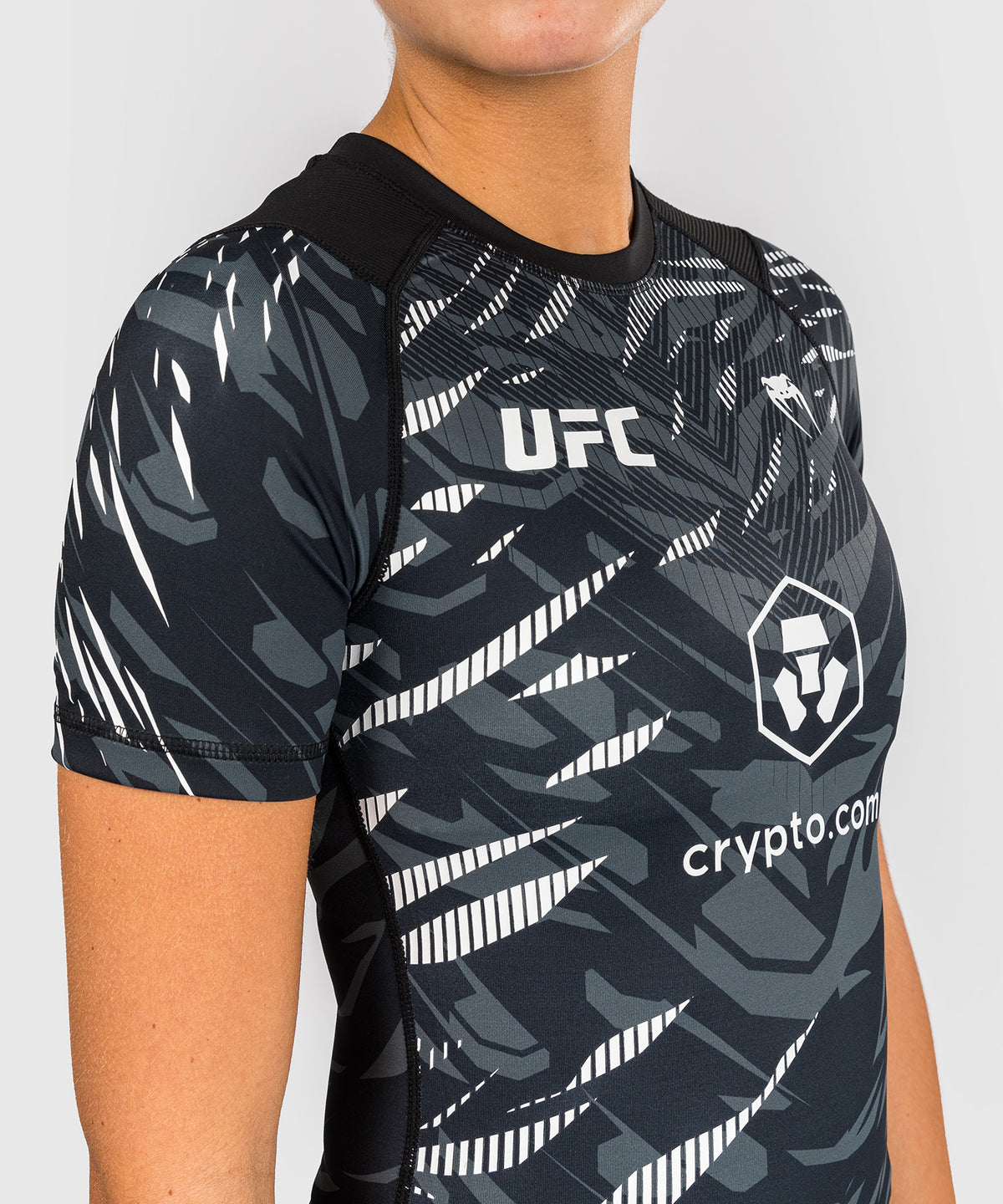 UFC Fusion by Venum Authentic Fight Night Rashguard de Manga Corta de Rendimiento para Mujer - Negro